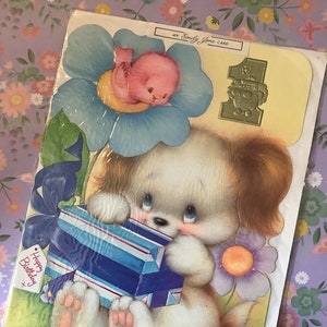RARO Grande Vintage/Retro Circa 1970s ADORÁVEL Cartão de 1º Aniversário - Design Fofo, Kitsch de Cachorro e Pássaro Rosa - Cartão de Aniversário Divertido - Cartão de Adereço de Filme