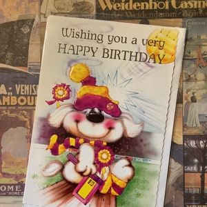 Cartão RARO Verdadeiro Vintage/Retro Circa 1970 'Desejando a você um FELIZ ANIVERSÁRIO' Kitsch/Retro/Cão Fofo em uma Partida de Futebol/Rugby Design Divertido Cartão