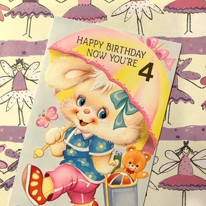 Cartão RARO Vintage/Retro por volta dos anos 1970 'Feliz Aniversário Agora Você tem 4' - ADORÁVEL Coelho com Design de Guarda-sol - Doce Verso - Cartão para Tesouro