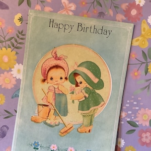 Cartão de 'Feliz Aniversário' EXTREMAMENTE Raro Vintage/Retro por volta dos anos 1970 - Bonito estilo 'Kewpie' Design de meninas por Don Macleod - Cartão nostálgico com 4 dobras