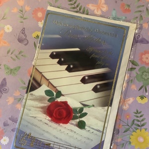 ZELDZAME vintage verjaardagskaart 'moeder' uit de jaren 80 met een muziek- en bloementhema - super retro fotokaart - moeder muziekliefhebber - kitschkaart