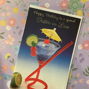 RARE Circa 1980s Vintage Não Escrito 'Feliz Aniversário para uma Cunhada Especial' Kitsch 'Cocktail' Cartão com Foto de Aniversário - Amante Retro - Nostalgia