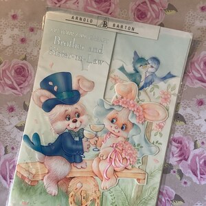 RARE carte vintage/rétro vers les années 1970 « Pour votre anniversaire, frère et belle-soeur » - Design kitsch mignon lapin et marié - vers doux