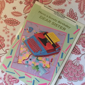 RARO e bellissimo biglietto d'auguri retrò/vintage degli anni '80 circa, mai usato, con la scritta "Buon compleanno cara sorella" - Grazioso, divertente, con design a macchina da scrivere - Biglietto d'auguri retrò per una sorella affettuosa