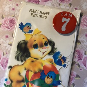 Cartão RARO Vintage/Retrô dos anos 1970 'Many Happy Returns' Completo com Emblema I AM 7! Design Fofo de Cachorro e Pássaros Azuis! Um Cartão Super Kitsch Para Qualquer Idade
