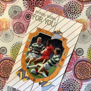 ZELDZAME vintage jaren 80 open retro verjaardagsfotokaart met een Liverpool v Celtic-wedstrijd - John Barnes - Peter Grant - voetbalfan verjaardagskaart