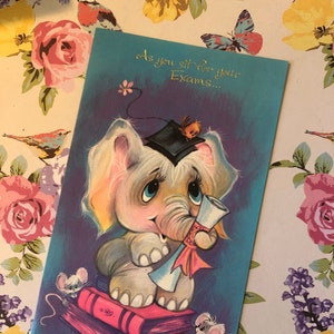 RARE Vintage/Retro Circa 1960s Unused 'Mentre ti siedi per i tuoi esami' Good Luck Card - Cute Graduate Elephant Design - Vintage/Retro Lover Card