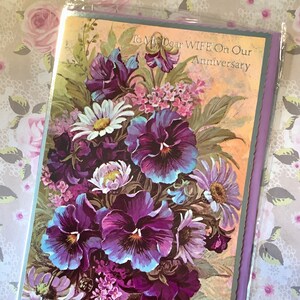 RARE IMPRESSIONANTE Original Vintage/Retro por volta de 1970 Cartão 'Para minha querida esposa em nosso aniversário' com lindo verso - lindo design floral lilás
