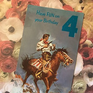 RARE Vintage/Retro Circa 1960s 'Divirta-se no seu aniversário 4' Cartão com design de cowboy a cavalo - Verso doce - Um cartão nostálgico para guardar