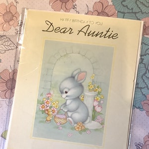 RARE Large True Vintage Circa 1970 'Feliz Aniversário para Você, Querida Tia Cartão - ADORÁVEL Coelho e Design Floral - Cartão Nostálgico - Doce Verso