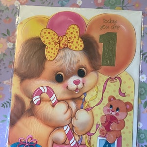 RARO Grande Vintage/Retro Circa 1970s ADORÁVEL Cartão de 1º Aniversário 'Hoje Você Tem 1 Ano' - Design de Cachorro Fofo e Kitsch - Cartão de Aniversário Divertido - Adereço de Filme