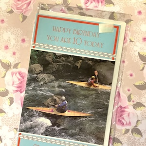 RARE vintage/rétro des années 1970 « Joyeux anniversaire, vous avez 10 ans aujourd'hui » rétro kayak photo carte - carte nostalgique - carte d'amant de kayak - carte pour les accessoires