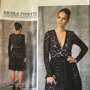 Pu&ograve; includere: Un abito nero in pizzo con scollo a V profondo e maniche lunghe. L'abito ha un corpetto aderente e una gonna svasata. Il cartamodello include istruzioni per le taglie 14-16-18-20-22. Il numero del cartamodello &egrave; V1471/E5.