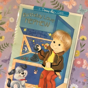 RARE carte « Birthday Love Nephew » vintage/rétro des années 1980 avec un garçon kitsch jouant sur un jeu d'arcade Space Invader et un design de chien - Nostalgie