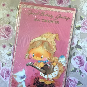 Cartão RARO retrô/vintage por volta dos anos 1970, 'Saudações especiais de aniversário, querida filha' - Design super fofo de menina e gato kitsch - Cartão de amante retrô