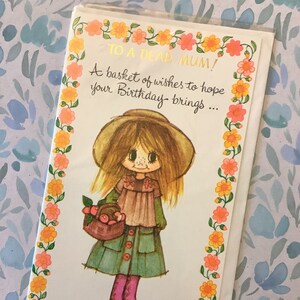 UITERST ZELDZAME Vintage circa jaren 1970 'Aan een lieve moeder!' Verjaardagskaart - Schattig, Kitsch jaren 1970 Stijl Meisje met een mand fruit ontwerp -Retro Lover