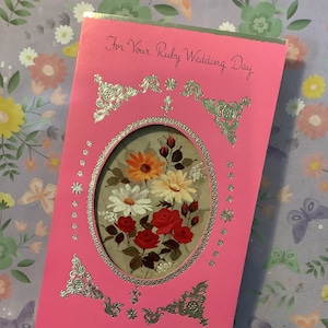 RARA cartolina d'auguri vintage degli anni '60 circa mai usata "Per le tue nozze di rubino" con grazioso motivo floreale - 40° anniversario - Una cartolina da custodire gelosamente