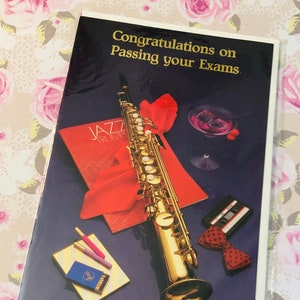 RARE Vintage / Retro Circa 1980s 'Congratulazioni per aver superato gli esami' Carta Super Retro Clarinetto, Cocktail e Sigaro Photo Card -Kitsch Card