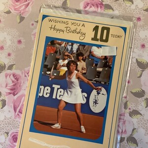 FABELHAFENDE seltene Vintage Circa 1970er Jahre Retro-Foto-Karte „Wushing You A Happy Birthday 10 Today“ eines Damen-Tennis-Spiels - Tennis-Liebhaber-Karte