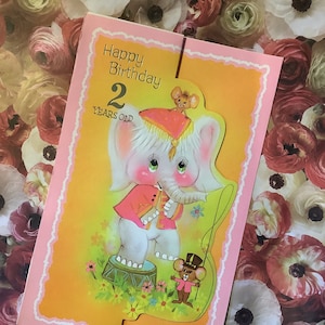 Cartão vintage EXTREMAMENTE RARO, por volta de 1960, 'Feliz aniversário, 2 anos' - Elefante fofo no design do circo - Cartão grande e quádruplo para guardar
