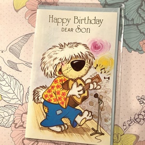 Cartão RARO Vintage/Retro 1980 ‘Feliz Aniversário, Querido Filho’ com ADORÁVEL Cachorro Cantando e Tocando um Design de Guitarra! Cartão Retro/Músico/Cantor Filho