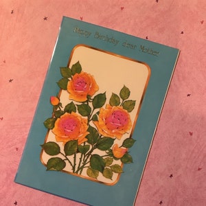 Cartão frontal de plástico extremamente raro, vintage, por volta de 1960, 'Feliz aniversário, querida mãe' com design de rosas deslumbrante e verso sentimental - Nostalgia