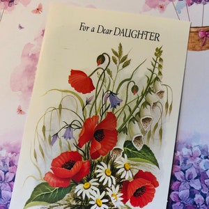 RARE vintage Circa 1960s' For a Dear Daughter' Birthday Card Conçu par Eve Boote avec un beau design floral et un verset doux et sentimental