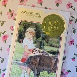 RARE Vintage/Retro 1970 'Happy Birthday Now You Are 8' Cartão com foto apresentando uma linda menina e cachorrinhos - verso doce - cartão nostálgico fofo