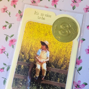 RARE Vintage/Retro 1970s 'It's So Nice To Be 8' Cartão fotográfico com uma menina bonita e flores amarelas - Verso doce - Cartão nostálgico fofo