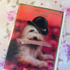 Cartão de aniversário FABULOSO Vintage/Retro Circa 1980s 'Com os melhores votos de seu aniversário, querido pai' Cachorro fofo em um chapéu-coco com design de jornal