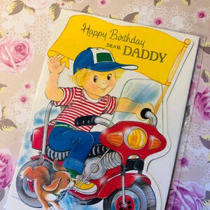 FABULOSO Vintage/Retro Circa 1980 'Feliz Aniversário, Querido Papai' Cartão de Aniversário - Bonito Design de Papai de Motociclismo - Verso Doce - Amante Vintage