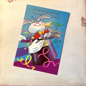 RARA cartolina vintage/retrò degli anni '80 circa con "Congratulazioni per aver superato gli esami" raffigurante un simpatico coniglio bianco con un cappello da mago - Carta kitsch