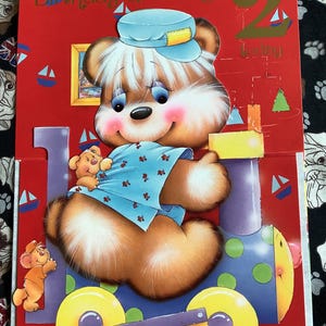 RARO cartão grande vintage/retro, circa anos 1980, adorável, com a frente destacável, "Saudações de aniversário 2", - design fofo e kitsch de um grande urso de olhos azuis em um trem