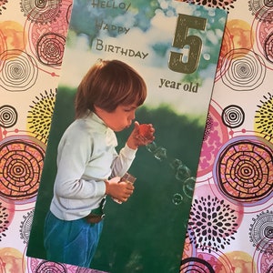 Vintage EXTREMAMENTE raro por volta de 1970 'Olá! Cartão com foto retrô de feliz aniversário de 5 anos com um menino soprando bolhas nostalgia SEM ENVELOPE