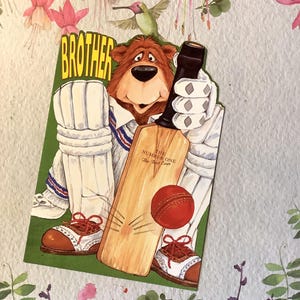 Seltene Vintage circa 1990s Bruder Geburtstagskarte - süßes Cricket 'Edward Bear' Design von KRONA - innen dekoriert - Cricket Lover Karte