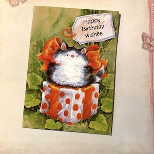 Zeldzame vintage kaart gelukkige verjaardagswensen 1994 - AANBIDDELIJKE Cat & Wrapped Present Design door Margaret Sherry - Binnenin versierd - Cat Lover Card