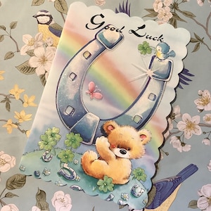 RARA cartolina vintage degli anni '80 circa "Buona fortuna" - ADORABILE motivo con orso, ferro di cavallo, uccellino azzurro e farfalla con un pizzico di glitter - Semplice saluto