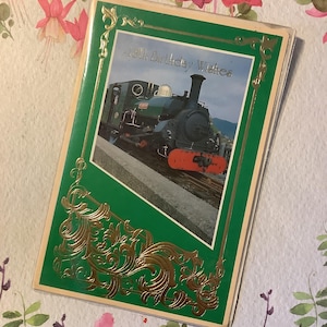 FABULOSO Raro Cartão de Foto Retro Vintage Circa 1970 'Desejos de Aniversário de 18 Anos' com um Trem a Vapor - Doce Saudação - Cartão de Fã de Trem Nostálgico