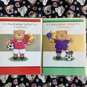 Leuke Vintage Circa jaren 1990 'Aan een Manchester United-fan op je verjaardag' Grote A4-formaat kaart - Leuke beer in een voetbaltenue Design -Man United Fan