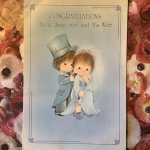 Carte d'anniversaire RARE vintage des années 1970 « Félicitations à un cher fils et à sa femme » Adorable conception de jeunes mariés - vers doux - quelques plis