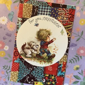 Cartão RARO Vintage/Retro por volta dos anos 1970 'Feliz Aniversário, Neto' - Um Cartão Polly Patches com Design Fofo de Menino e Cachorro - Neto Amoroso Vintage