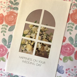 RARA cartolina fotografica vintage degli anni '80 circa con la scritta "Felicità nel giorno del tuo matrimonio" e motivo floreale retrò, realizzata dalla Gallerie Dominique di Londra - Vintage Lovers Card