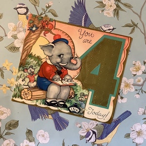 EXTREMAMENTE RARO, por volta de 1950, cartão de aniversário vintage não assinado de 4º aniversário - ADORÁVEL design de elefante - decorado por dentro - verso doce - cartão nostálgico