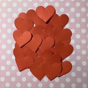 25 Stück rotes Papier, 4,5 cm breit in Herzform - Kartenherstellung - Junk Journal - Scrapbooking - Smash Buch - Hochzeit/Party Tischdekoration