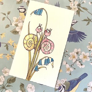 RARE carte vierge vintage des années 1970 « Misty Wood Friends » Carte humoristique nostalgique sur le thème des animaux - Paire d'escargots amusante et rétro et design floral