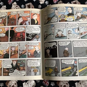 Puede incluir: Libro de historietas abierto con ilustraciones. Los paneles muestran personajes en varias escenas, con bocadillos que contienen texto. La historieta tiene un estilo vintage, con una paleta de colores marrones, azules y amarillos. Las palabras "GET IN LANE" y "ONE WAY" son visibles.