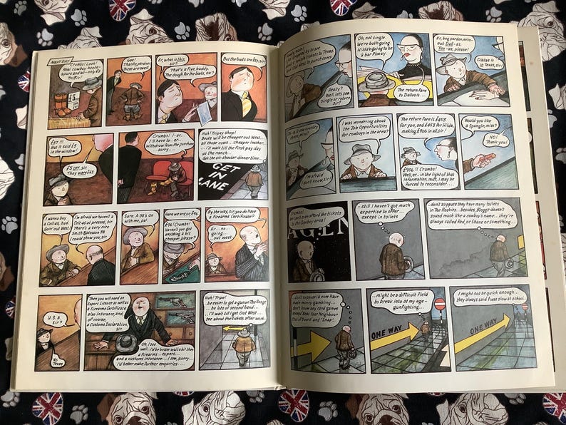 Puede incluir: Libro de historietas abierto con ilustraciones. Los paneles muestran personajes en varias escenas, con bocadillos que contienen texto. La historieta tiene un estilo vintage, con una paleta de colores marrones, azules y amarillos. Las palabras "GET IN LANE" y "ONE WAY" son visibles.