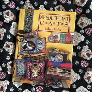 Livre cartonné « Needlepoint Cats » vintage 1998 par Julie Hasler - Plus de 35 motifs de broderie félins pour la décoration intérieure ou des cadeaux faits main