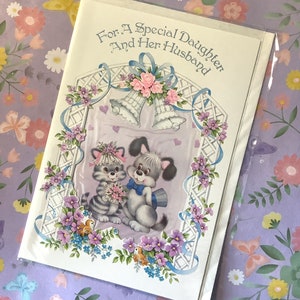 Splendido e raro biglietto d'auguri vintage degli anni '70 circa "Per una figlia speciale e suo marito" con una coppia di cani e gatti e un motivo floreale - Retro