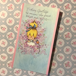 ZELDZAME echte vintage retro verjaardagskaart uit circa jaren 1960 - SCHITTEREND blond meisje dat de bloemen water geeft - een kitsch nostalgische kaart om te bewaren of te verzenden